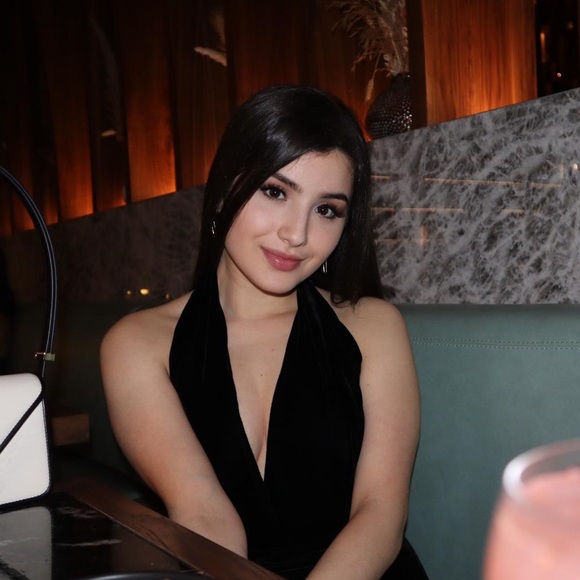 Meet your Posher, Stephanie - Picture 1 of 1